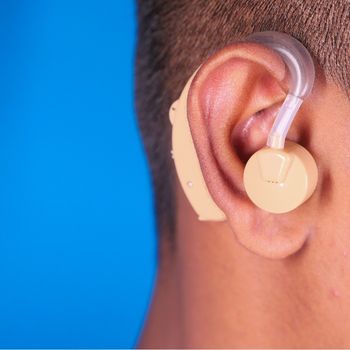 התאמת מכשירי שמיעה בתוך בית החולים